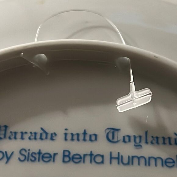 Schmid 1980 Christmas Collector Plate Sister “Parade into Toyland” Berta Hummel - Picture 7 of 12